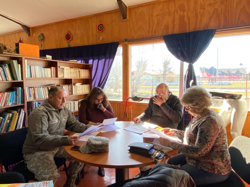 ° Las calles se llenaron de colores y música con el desfile comunitario, que convocó a estudiantes, docentes, apoderados y vecinos. La Dirección de Salud Rural del Servicio de Salud Aysén participó en la localidad de Balmaceda del primer carnaval comunitario por la infancia, enmarcado en el Mes de las Infancias. La instancia puso en el centro los derechos de niños, niñas y adolescentes y convocó a actores locales en torno a un objetivo común. La jornada fue organizada de manera conjunta por la dupla psicosocial de Mejor Niñez de la Dirección de Salud Rural, el equipo de la Posta de Salud Rural de Balmaceda, la escuela José Antolín Silva Ormeño y los programas especializados presentes en la localidad, entre ellos el Programa de Diagnóstico Clínico Especializado y el Programa de Protección Especializada en Maltrato Grave y Abuso Sexual. Fue un trabajo colaborativo donde el foco estuvo en reforzar lazos con la comunidad y generar un espacio seguro y participativo para la infancia. Desde la escuela, María de los Ángeles Recabal, coordinadora del PIE, destacó, “Lo más valioso de este carnaval fue ver cómo toda la comunidad trabajó en conjunto con un objetivo común: el bienestar de los niños y niñas de Balmaceda. El trabajo colaborativo con la posta de salud ha sido maravilloso, siempre con disposición y apoyo, y eso nos permite darles mejores oportunidades de desarrollo a nuestros estudiantes.” En representación de la dupla psicosocial de Mejor Niñez de la Dirección de Salud Rural, Macarena Rivera, terapeuta ocupacional, valoró la importancia de este trabajo territorial, “Este carnaval refleja el trabajo que estamos realizando como Dirección de Salud Rural para fortalecer la vida comunitaria y poner a los niños y niñas en el centro. Desde salud no solo acompañamos en lo clínico, también nos vinculamos con la escuela, las familias y las instituciones para construir juntos entornos más protegidos y conscientes. Balmaceda nos mostró que cuando la comunidad se une, se generan cambios históricos que dejan huella.” La celebración también incluyó la premiación del concurso de literatura y dibujo “Mi infancia en Balmaceda”, organizado y resuelto por un jurado integrado por representantes de la comunidad, la Junta de Vecinos y la Fuerza Aérea de Chile. Yennifert Redlich, vecina de la localidad, expresó, “Lo que más rescato es ver a nuestros niños y niñas de Balmaceda felices, viviendo una experiencia nueva en su colegio. Como apoderada me sentí muy contenta de participar, compartir e incluso bailar con ellos durante el desfile. Lo más importante es que esta unión puso en el centro a la infancia. Este carnaval trajo alegría a toda la localidad y nos demuestra que, cuando el objetivo es común, se logran cosas grandes para nuestra comunidad.” Finalmente, Camila Rodríguez, del Programa de Diagnóstico Clínico Especializado, recalcó que la jornada visibilizó el compromiso compartido de las instituciones presentes, “No se genera únicamente una instancia de promoción, sino que refleja la responsabilidad y rol que cada participante toma activamente para garantizar los derechos de la infancia.” Con esta actividad se refuerzan los espacios comunitarios, poniendo en valor el trabajo colaborativo entre instituciones, familias y comunidad, fortaleciendo la confianza y el sentido de pertenencia en Balmaceda.