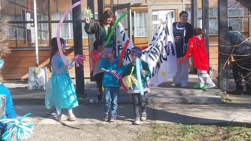 ° Las calles se llenaron de colores y música con el desfile comunitario, que convocó a estudiantes, docentes, apoderados y vecinos.    La Dirección de Salud Rural del Servicio de Salud Aysén participó en la localidad de Balmaceda del primer carnaval comunitario por la infancia, enmarcado en el Mes de las Infancias. La instancia puso en el centro los derechos de niños, niñas y adolescentes y convocó a actores locales en torno a un objetivo común.     La jornada fue organizada de manera conjunta por la dupla psicosocial de Mejor Niñez de la Dirección de Salud Rural, el equipo de la Posta de Salud Rural de Balmaceda, la escuela José Antolín Silva Ormeño y los programas especializados presentes en la localidad, entre ellos el Programa de Diagnóstico Clínico Especializado y el Programa de Protección Especializada en Maltrato Grave y Abuso Sexual. Fue un trabajo colaborativo donde el foco estuvo en reforzar lazos con la comunidad y generar un espacio seguro y participativo para la infancia.   Desde la escuela, María de los Ángeles Recabal, coordinadora del PIE, destacó, “Lo más valioso de este carnaval fue ver cómo toda la comunidad trabajó en conjunto con un objetivo común: el bienestar de los niños y niñas de Balmaceda. El trabajo colaborativo con la posta de salud ha sido maravilloso, siempre con disposición y apoyo, y eso nos permite darles mejores oportunidades de desarrollo a nuestros estudiantes.”     En representación de la dupla psicosocial de Mejor Niñez de la Dirección de Salud Rural, Macarena Rivera, terapeuta ocupacional, valoró la importancia de este trabajo territorial, “Este carnaval refleja el trabajo que estamos realizando como Dirección de Salud Rural para fortalecer la vida comunitaria y poner a los niños y niñas en el centro. Desde salud no solo acompañamos en lo clínico, también nos vinculamos con la escuela, las familias y las instituciones para construir juntos entornos más protegidos y conscientes. Balmaceda nos mostró que cuando la comunidad se une, se generan cambios históricos que dejan huella.”     La celebración también incluyó la premiación del concurso de literatura y dibujo “Mi infancia en Balmaceda”, organizado y resuelto por un jurado integrado por representantes de la comunidad, la Junta de Vecinos y la Fuerza Aérea de Chile.   Yennifert Redlich, vecina de la localidad, expresó, “Lo que más rescato es ver a nuestros niños y niñas de Balmaceda felices, viviendo una experiencia nueva en su colegio. Como apoderada me sentí muy contenta de participar, compartir e incluso bailar con ellos durante el desfile. Lo más importante es que esta unión puso en el centro a la infancia. Este carnaval trajo alegría a toda la localidad y nos demuestra que, cuando el objetivo es común, se logran cosas grandes para nuestra comunidad.”     Finalmente, Camila Rodríguez, del Programa de Diagnóstico Clínico Especializado, recalcó que la jornada visibilizó el compromiso compartido de las instituciones presentes, “No se genera únicamente una instancia de promoción, sino que refleja la responsabilidad y rol que cada participante toma activamente para garantizar los derechos de la infancia.”     Con esta actividad se refuerzan los espacios comunitarios, poniendo en valor el trabajo colaborativo entre instituciones, familias y comunidad, fortaleciendo la confianza y el sentido de pertenencia en Balmaceda.