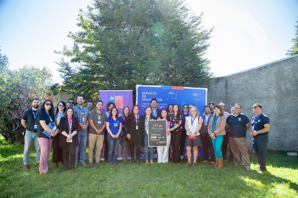 En una ceremonia que congregó a funcionarios y funcionarias de ambas instituciones, la directora regional del Servicio Nacional de la Mujer y la Equidad de Género (SernamEG), Patricia Baeza Cabezas, y el director regional del Servicio de Salud Aysén, Juan Pablo Bravo Quintana, firmaron un convenio de colaboración que busca entregar mayores apoyos en materias de salud mental a mujeres que han sido víctimas de violencia de género grave o extrema.   Además de la coordinación intersectorial a la que apunta el convenio, lo que permitirá un mejor seguimiento de los casos, tratamientos y procesos de las mujeres, el acuerdo entre el SernamEG y el Servicio de Salud también permitirá la entrega de fármacos y coordinación de horas de psiquiatría para quienes estén recibiendo apoyos del Centro de Atención Especializada en Violencias de Género, que desde este año comenzará a funcionar en la Provincia de Aysén.   Al respecto, la directora regional del SernamEG señaló que “en el convenio se enmarcan una serie de acciones intersectoriales que nos van a permitir trabajar de manera conjunta, potenciando nuestras ofertas programáticas”, haciendo alusión a la necesidad de atenciones y tratamientos en salud mental que requieren las mujeres que han sido víctimas de violencia grave, y quienes incluso pueden presentar patologías de base que no han sido diagnosticadas ni tratadas.   Por su parte, la encargada del convenio desde el Servicio de Salud Aysén, Patricia Mansilla, explicó que “el Servicio Nacional de la Mujer y la Equidad de Género se encarga de acoger a las mujeres que viven violencia, y a la vez también de la recuperación y la entrega de herramientas para vivir una vida después de haber sido violentadas. Nosotras en Salud, también entregamos atenciones de salud mental (...) y este convenio viene a ser el conducto para que esas dos líneas de trabajo que pretenden converger, hacia darle a las mujeres una recuperación, rehabilitación y empoderamiento para sobrellevar la violencia de género, las podamos hacer un conjunto”.   Inauguración Sala de Lactancia del Servicio de Salud   Posterior a la firma del convenio de colaboración, la directora Patricia Baeza y el director Juan Pablo Bravo inauguraron en conjunto la nueva Sala de Lactancia de la Dirección Regional del Servicio de Salud de Aysén, destinada a las funcionarias y usuarias que concurren a sus dependencias, ubicadas en General Parra 551, en la ciudad de Coyhaique.   Este espacio, que es una de las acciones implementadas por el Servicio de Salud Aysén en el marco de su participación en el Programa Buenas Prácticas Laborales con Equidad de Género del SernamEG, busca ofrecer un entorno seguro, cómodo y acogedor, donde las madres puedan alimentar a sus hijos e hijas cuando lo requieran, favoreciendo así el ejercicio del derecho a la lactancia.   La profesional del SernamEG, María José Oteiza Pascual, es la encargada del Programa de Buenas Prácticas Laborales con Equidad de Género, y quien acompañó durante todo el año 2025 la formulación y ejecución del plan de trabajo del Servicio de Salud. “Vivimos en un territorio que es tan frío, que muchas veces necesitamos espacios acogedores. Y nos dimos cuenta, en este trabajo de colaboración, que no teníamos un espacio para las propias funcionarias del Servicio, quienes ahora pueden lactar de manera segura y calentitas en su trabajo”, recalcó.