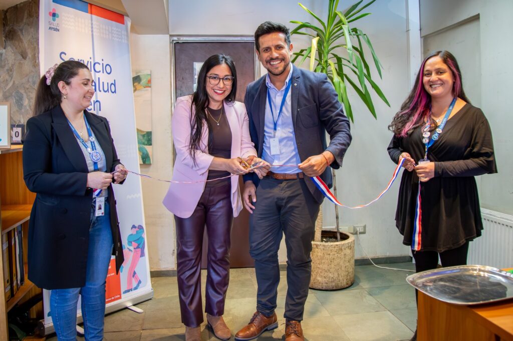 En una ceremonia que congregó a funcionarios y funcionarias de ambas instituciones, la directora regional del Servicio Nacional de la Mujer y la Equidad de Género (SernamEG), Patricia Baeza Cabezas, y el director regional del Servicio de Salud Aysén, Juan Pablo Bravo Quintana, firmaron un convenio de colaboración que busca entregar mayores apoyos en materias de salud mental a mujeres que han sido víctimas de violencia de género grave o extrema.   Además de la coordinación intersectorial a la que apunta el convenio, lo que permitirá un mejor seguimiento de los casos, tratamientos y procesos de las mujeres, el acuerdo entre el SernamEG y el Servicio de Salud también permitirá la entrega de fármacos y coordinación de horas de psiquiatría para quienes estén recibiendo apoyos del Centro de Atención Especializada en Violencias de Género, que desde este año comenzará a funcionar en la Provincia de Aysén.   Al respecto, la directora regional del SernamEG señaló que “en el convenio se enmarcan una serie de acciones intersectoriales que nos van a permitir trabajar de manera conjunta, potenciando nuestras ofertas programáticas”, haciendo alusión a la necesidad de atenciones y tratamientos en salud mental que requieren las mujeres que han sido víctimas de violencia grave, y quienes incluso pueden presentar patologías de base que no han sido diagnosticadas ni tratadas.   Por su parte, la encargada del convenio desde el Servicio de Salud Aysén, Patricia Mansilla, explicó que “el Servicio Nacional de la Mujer y la Equidad de Género se encarga de acoger a las mujeres que viven violencia, y a la vez también de la recuperación y la entrega de herramientas para vivir una vida después de haber sido violentadas. Nosotras en Salud, también entregamos atenciones de salud mental (...) y este convenio viene a ser el conducto para que esas dos líneas de trabajo que pretenden converger, hacia darle a las mujeres una recuperación, rehabilitación y empoderamiento para sobrellevar la violencia de género, las podamos hacer un conjunto”.   Inauguración Sala de Lactancia del Servicio de Salud   Posterior a la firma del convenio de colaboración, la directora Patricia Baeza y el director Juan Pablo Bravo inauguraron en conjunto la nueva Sala de Lactancia de la Dirección Regional del Servicio de Salud de Aysén, destinada a las funcionarias y usuarias que concurren a sus dependencias, ubicadas en General Parra 551, en la ciudad de Coyhaique.   Este espacio, que es una de las acciones implementadas por el Servicio de Salud Aysén en el marco de su participación en el Programa Buenas Prácticas Laborales con Equidad de Género del SernamEG, busca ofrecer un entorno seguro, cómodo y acogedor, donde las madres puedan alimentar a sus hijos e hijas cuando lo requieran, favoreciendo así el ejercicio del derecho a la lactancia.   La profesional del SernamEG, María José Oteiza Pascual, es la encargada del Programa de Buenas Prácticas Laborales con Equidad de Género, y quien acompañó durante todo el año 2025 la formulación y ejecución del plan de trabajo del Servicio de Salud. “Vivimos en un territorio que es tan frío, que muchas veces necesitamos espacios acogedores. Y nos dimos cuenta, en este trabajo de colaboración, que no teníamos un espacio para las propias funcionarias del Servicio, quienes ahora pueden lactar de manera segura y calentitas en su trabajo”, recalcó.