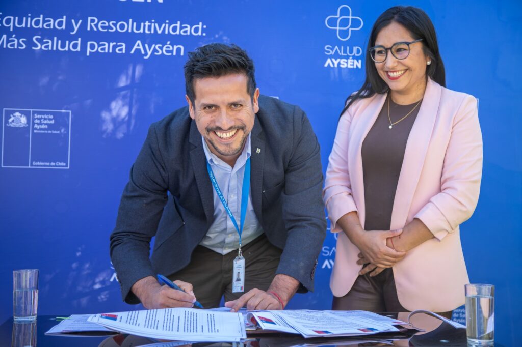 En una ceremonia que congregó a funcionarios y funcionarias de ambas instituciones, la directora regional del Servicio Nacional de la Mujer y la Equidad de Género (SernamEG), Patricia Baeza Cabezas, y el director regional del Servicio de Salud Aysén, Juan Pablo Bravo Quintana, firmaron un convenio de colaboración que busca entregar mayores apoyos en materias de salud mental a mujeres que han sido víctimas de violencia de género grave o extrema.   Además de la coordinación intersectorial a la que apunta el convenio, lo que permitirá un mejor seguimiento de los casos, tratamientos y procesos de las mujeres, el acuerdo entre el SernamEG y el Servicio de Salud también permitirá la entrega de fármacos y coordinación de horas de psiquiatría para quienes estén recibiendo apoyos del Centro de Atención Especializada en Violencias de Género, que desde este año comenzará a funcionar en la Provincia de Aysén.   Al respecto, la directora regional del SernamEG señaló que “en el convenio se enmarcan una serie de acciones intersectoriales que nos van a permitir trabajar de manera conjunta, potenciando nuestras ofertas programáticas”, haciendo alusión a la necesidad de atenciones y tratamientos en salud mental que requieren las mujeres que han sido víctimas de violencia grave, y quienes incluso pueden presentar patologías de base que no han sido diagnosticadas ni tratadas.   Por su parte, la encargada del convenio desde el Servicio de Salud Aysén, Patricia Mansilla, explicó que “el Servicio Nacional de la Mujer y la Equidad de Género se encarga de acoger a las mujeres que viven violencia, y a la vez también de la recuperación y la entrega de herramientas para vivir una vida después de haber sido violentadas. Nosotras en Salud, también entregamos atenciones de salud mental (...) y este convenio viene a ser el conducto para que esas dos líneas de trabajo que pretenden converger, hacia darle a las mujeres una recuperación, rehabilitación y empoderamiento para sobrellevar la violencia de género, las podamos hacer un conjunto”.   Inauguración Sala de Lactancia del Servicio de Salud   Posterior a la firma del convenio de colaboración, la directora Patricia Baeza y el director Juan Pablo Bravo inauguraron en conjunto la nueva Sala de Lactancia de la Dirección Regional del Servicio de Salud de Aysén, destinada a las funcionarias y usuarias que concurren a sus dependencias, ubicadas en General Parra 551, en la ciudad de Coyhaique.   Este espacio, que es una de las acciones implementadas por el Servicio de Salud Aysén en el marco de su participación en el Programa Buenas Prácticas Laborales con Equidad de Género del SernamEG, busca ofrecer un entorno seguro, cómodo y acogedor, donde las madres puedan alimentar a sus hijos e hijas cuando lo requieran, favoreciendo así el ejercicio del derecho a la lactancia.   La profesional del SernamEG, María José Oteiza Pascual, es la encargada del Programa de Buenas Prácticas Laborales con Equidad de Género, y quien acompañó durante todo el año 2025 la formulación y ejecución del plan de trabajo del Servicio de Salud. “Vivimos en un territorio que es tan frío, que muchas veces necesitamos espacios acogedores. Y nos dimos cuenta, en este trabajo de colaboración, que no teníamos un espacio para las propias funcionarias del Servicio, quienes ahora pueden lactar de manera segura y calentitas en su trabajo”, recalcó.