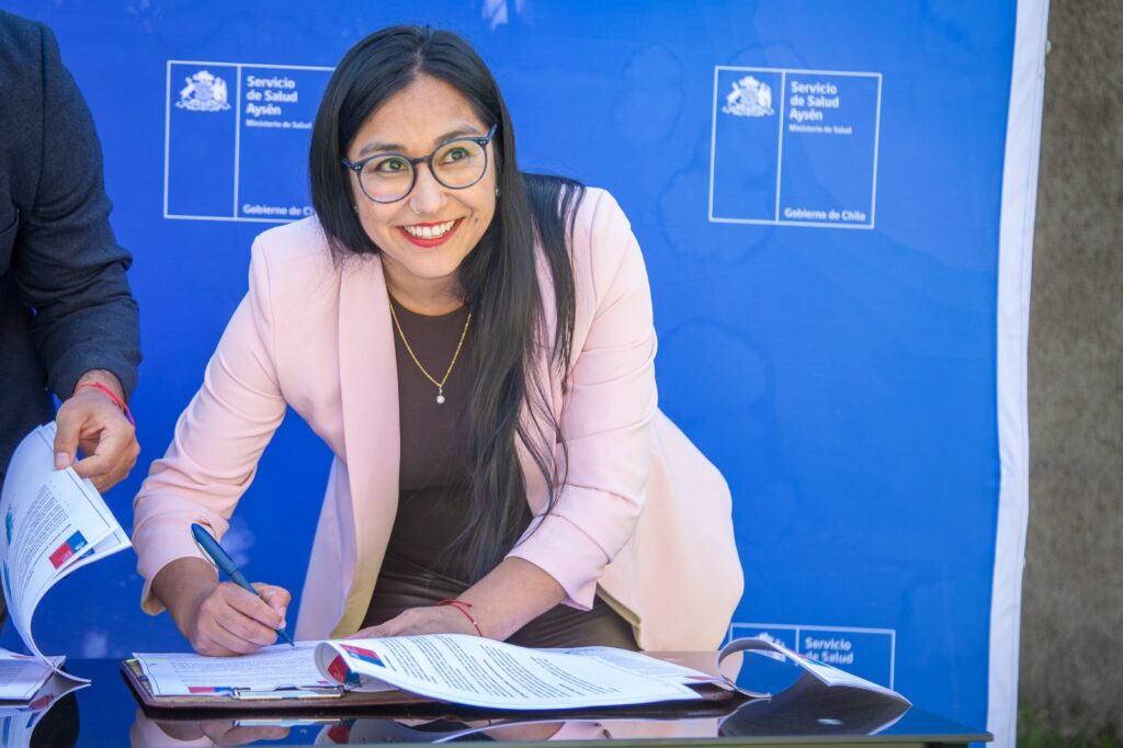 En una ceremonia que congregó a funcionarios y funcionarias de ambas instituciones, la directora regional del Servicio Nacional de la Mujer y la Equidad de Género (SernamEG), Patricia Baeza Cabezas, y el director regional del Servicio de Salud Aysén, Juan Pablo Bravo Quintana, firmaron un convenio de colaboración que busca entregar mayores apoyos en materias de salud mental a mujeres que han sido víctimas de violencia de género grave o extrema.   Además de la coordinación intersectorial a la que apunta el convenio, lo que permitirá un mejor seguimiento de los casos, tratamientos y procesos de las mujeres, el acuerdo entre el SernamEG y el Servicio de Salud también permitirá la entrega de fármacos y coordinación de horas de psiquiatría para quienes estén recibiendo apoyos del Centro de Atención Especializada en Violencias de Género, que desde este año comenzará a funcionar en la Provincia de Aysén.   Al respecto, la directora regional del SernamEG señaló que “en el convenio se enmarcan una serie de acciones intersectoriales que nos van a permitir trabajar de manera conjunta, potenciando nuestras ofertas programáticas”, haciendo alusión a la necesidad de atenciones y tratamientos en salud mental que requieren las mujeres que han sido víctimas de violencia grave, y quienes incluso pueden presentar patologías de base que no han sido diagnosticadas ni tratadas.   Por su parte, la encargada del convenio desde el Servicio de Salud Aysén, Patricia Mansilla, explicó que “el Servicio Nacional de la Mujer y la Equidad de Género se encarga de acoger a las mujeres que viven violencia, y a la vez también de la recuperación y la entrega de herramientas para vivir una vida después de haber sido violentadas. Nosotras en Salud, también entregamos atenciones de salud mental (...) y este convenio viene a ser el conducto para que esas dos líneas de trabajo que pretenden converger, hacia darle a las mujeres una recuperación, rehabilitación y empoderamiento para sobrellevar la violencia de género, las podamos hacer un conjunto”.   Inauguración Sala de Lactancia del Servicio de Salud   Posterior a la firma del convenio de colaboración, la directora Patricia Baeza y el director Juan Pablo Bravo inauguraron en conjunto la nueva Sala de Lactancia de la Dirección Regional del Servicio de Salud de Aysén, destinada a las funcionarias y usuarias que concurren a sus dependencias, ubicadas en General Parra 551, en la ciudad de Coyhaique.   Este espacio, que es una de las acciones implementadas por el Servicio de Salud Aysén en el marco de su participación en el Programa Buenas Prácticas Laborales con Equidad de Género del SernamEG, busca ofrecer un entorno seguro, cómodo y acogedor, donde las madres puedan alimentar a sus hijos e hijas cuando lo requieran, favoreciendo así el ejercicio del derecho a la lactancia.   La profesional del SernamEG, María José Oteiza Pascual, es la encargada del Programa de Buenas Prácticas Laborales con Equidad de Género, y quien acompañó durante todo el año 2025 la formulación y ejecución del plan de trabajo del Servicio de Salud. “Vivimos en un territorio que es tan frío, que muchas veces necesitamos espacios acogedores. Y nos dimos cuenta, en este trabajo de colaboración, que no teníamos un espacio para las propias funcionarias del Servicio, quienes ahora pueden lactar de manera segura y calentitas en su trabajo”, recalcó.