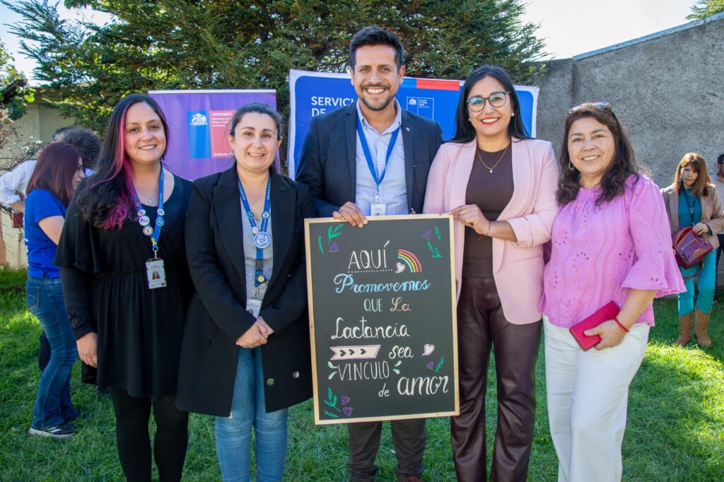 En una ceremonia que congregó a funcionarios y funcionarias de ambas instituciones, la directora regional del Servicio Nacional de la Mujer y la Equidad de Género (SernamEG), Patricia Baeza Cabezas, y el director regional del Servicio de Salud Aysén, Juan Pablo Bravo Quintana, firmaron un convenio de colaboración que busca entregar mayores apoyos en materias de salud mental a mujeres que han sido víctimas de violencia de género grave o extrema.   Además de la coordinación intersectorial a la que apunta el convenio, lo que permitirá un mejor seguimiento de los casos, tratamientos y procesos de las mujeres, el acuerdo entre el SernamEG y el Servicio de Salud también permitirá la entrega de fármacos y coordinación de horas de psiquiatría para quienes estén recibiendo apoyos del Centro de Atención Especializada en Violencias de Género, que desde este año comenzará a funcionar en la Provincia de Aysén.   Al respecto, la directora regional del SernamEG señaló que “en el convenio se enmarcan una serie de acciones intersectoriales que nos van a permitir trabajar de manera conjunta, potenciando nuestras ofertas programáticas”, haciendo alusión a la necesidad de atenciones y tratamientos en salud mental que requieren las mujeres que han sido víctimas de violencia grave, y quienes incluso pueden presentar patologías de base que no han sido diagnosticadas ni tratadas.   Por su parte, la encargada del convenio desde el Servicio de Salud Aysén, Patricia Mansilla, explicó que “el Servicio Nacional de la Mujer y la Equidad de Género se encarga de acoger a las mujeres que viven violencia, y a la vez también de la recuperación y la entrega de herramientas para vivir una vida después de haber sido violentadas. Nosotras en Salud, también entregamos atenciones de salud mental (...) y este convenio viene a ser el conducto para que esas dos líneas de trabajo que pretenden converger, hacia darle a las mujeres una recuperación, rehabilitación y empoderamiento para sobrellevar la violencia de género, las podamos hacer un conjunto”.   Inauguración Sala de Lactancia del Servicio de Salud   Posterior a la firma del convenio de colaboración, la directora Patricia Baeza y el director Juan Pablo Bravo inauguraron en conjunto la nueva Sala de Lactancia de la Dirección Regional del Servicio de Salud de Aysén, destinada a las funcionarias y usuarias que concurren a sus dependencias, ubicadas en General Parra 551, en la ciudad de Coyhaique.   Este espacio, que es una de las acciones implementadas por el Servicio de Salud Aysén en el marco de su participación en el Programa Buenas Prácticas Laborales con Equidad de Género del SernamEG, busca ofrecer un entorno seguro, cómodo y acogedor, donde las madres puedan alimentar a sus hijos e hijas cuando lo requieran, favoreciendo así el ejercicio del derecho a la lactancia.   La profesional del SernamEG, María José Oteiza Pascual, es la encargada del Programa de Buenas Prácticas Laborales con Equidad de Género, y quien acompañó durante todo el año 2025 la formulación y ejecución del plan de trabajo del Servicio de Salud. “Vivimos en un territorio que es tan frío, que muchas veces necesitamos espacios acogedores. Y nos dimos cuenta, en este trabajo de colaboración, que no teníamos un espacio para las propias funcionarias del Servicio, quienes ahora pueden lactar de manera segura y calentitas en su trabajo”, recalcó.