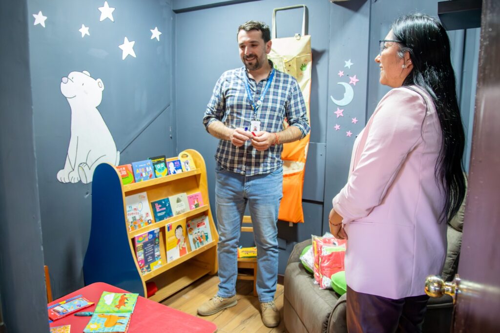 En una ceremonia que congregó a funcionarios y funcionarias de ambas instituciones, la directora regional del Servicio Nacional de la Mujer y la Equidad de Género (SernamEG), Patricia Baeza Cabezas, y el director regional del Servicio de Salud Aysén, Juan Pablo Bravo Quintana, firmaron un convenio de colaboración que busca entregar mayores apoyos en materias de salud mental a mujeres que han sido víctimas de violencia de género grave o extrema.   Además de la coordinación intersectorial a la que apunta el convenio, lo que permitirá un mejor seguimiento de los casos, tratamientos y procesos de las mujeres, el acuerdo entre el SernamEG y el Servicio de Salud también permitirá la entrega de fármacos y coordinación de horas de psiquiatría para quienes estén recibiendo apoyos del Centro de Atención Especializada en Violencias de Género, que desde este año comenzará a funcionar en la Provincia de Aysén.   Al respecto, la directora regional del SernamEG señaló que “en el convenio se enmarcan una serie de acciones intersectoriales que nos van a permitir trabajar de manera conjunta, potenciando nuestras ofertas programáticas”, haciendo alusión a la necesidad de atenciones y tratamientos en salud mental que requieren las mujeres que han sido víctimas de violencia grave, y quienes incluso pueden presentar patologías de base que no han sido diagnosticadas ni tratadas.   Por su parte, la encargada del convenio desde el Servicio de Salud Aysén, Patricia Mansilla, explicó que “el Servicio Nacional de la Mujer y la Equidad de Género se encarga de acoger a las mujeres que viven violencia, y a la vez también de la recuperación y la entrega de herramientas para vivir una vida después de haber sido violentadas. Nosotras en Salud, también entregamos atenciones de salud mental (...) y este convenio viene a ser el conducto para que esas dos líneas de trabajo que pretenden converger, hacia darle a las mujeres una recuperación, rehabilitación y empoderamiento para sobrellevar la violencia de género, las podamos hacer un conjunto”.   Inauguración Sala de Lactancia del Servicio de Salud   Posterior a la firma del convenio de colaboración, la directora Patricia Baeza y el director Juan Pablo Bravo inauguraron en conjunto la nueva Sala de Lactancia de la Dirección Regional del Servicio de Salud de Aysén, destinada a las funcionarias y usuarias que concurren a sus dependencias, ubicadas en General Parra 551, en la ciudad de Coyhaique.   Este espacio, que es una de las acciones implementadas por el Servicio de Salud Aysén en el marco de su participación en el Programa Buenas Prácticas Laborales con Equidad de Género del SernamEG, busca ofrecer un entorno seguro, cómodo y acogedor, donde las madres puedan alimentar a sus hijos e hijas cuando lo requieran, favoreciendo así el ejercicio del derecho a la lactancia.   La profesional del SernamEG, María José Oteiza Pascual, es la encargada del Programa de Buenas Prácticas Laborales con Equidad de Género, y quien acompañó durante todo el año 2025 la formulación y ejecución del plan de trabajo del Servicio de Salud. “Vivimos en un territorio que es tan frío, que muchas veces necesitamos espacios acogedores. Y nos dimos cuenta, en este trabajo de colaboración, que no teníamos un espacio para las propias funcionarias del Servicio, quienes ahora pueden lactar de manera segura y calentitas en su trabajo”, recalcó.