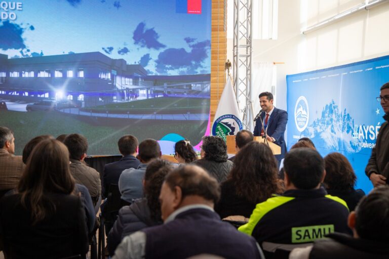 Con entrega de terreno, inicia la construcción del nuevo CESFAM de Coyhaique con SAR adosado