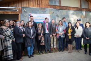 El nuevo dispositivo entregará atenciones en el marco de la implementación de la Ley 21.545 (TEA) y del fortalecimiento de la salud mental impulsada por la red asistencial. La estrategia además proyecta la próxima puesta en marcha de un espacio similar en la comuna de Aysén. La mañana de este viernes 15 de mayo, el Servicio de Salud Aysén habilitó oficialmente la nueva Sala de Apoyo al Desarrollo Integral y Rehabilitación Infanto- Adolescente con componente TEA en la ciudad de Coyhaique, recinto orientado a fortalecer la atención integral de niños, niñas y adolescentes del espectro autista. La sala contempla un equipo interdisciplinario compuesto por profesionales de distintas áreas, quienes desarrollarán procesos de evaluación, acompañamiento terapéutico, apoyo diagnóstico e intervención integral tanto para usuarios como para sus familias. El espacio además cuenta con gimnasio terapéutico con área sensorial, box clínicos, salas multipropósito, espacios de apoyo para cuidadores y dependencias adaptadas bajo criterios de accesibilidad, confort térmico y adecuación sensorial. “Es un logro para nuestras familias que tienen la condición del espectro autista (…) para que puedan acceder a una prestación en materia de salud de manera integral (…) donde es liderada por equipos médicos e interdisciplinarios que van a poder generar, no solamente la evaluación inicial, sino que el diagnóstico y el tratamiento”, dijo Jorge Pérez Urra, Seremi de Salud Aysén. Cabe destacar que, la red asistencial ya avanza en la implementación de un dispositivo similar en Puerto Aysén, el que permitirá ampliar la cobertura territorial y fortalecer la estrategia regional de atención vinculada al neurodesarrollo y la Ley TEA. “Este es un puntapié inicial del trabajo que se viene gestando desde el 2024 y que genera un logro final. Es una sala habilitada, implementada con el recurso humano capacitado y que de alguna manera va a responder a todas las necesidades de la población infanto-adolescente que tienen algunas dificultades o lo que tiene que ver con el neurodesarrollo”, expresó Carlos Pérez Santana, director del CESFAM Dr. Alejandro Gutiérrez. Elízabeth Montecinos presidenta de la Agrupación TEAcompañamos, acotó: “La instalación de esta sala viene a coronar un trabajo que nace desde las propias organizaciones sociales, en un territorio complejo como la región de Aysén, donde sabemos que los desafíos son importantes (…) el autismo es una condición permanente; se es autista durante toda la vida. Por eso, si bien este es un tremendo avance, todavía debemos seguir trabajando en apoyos para quienes egresan de la etapa infanto-adolescente”, manifestó. Durante la ceremonia, el director del Servicio de Salud Aysén, Juan Pablo Bravo Quintana, destacó que este nuevo espacio representa un avance concreto para las familias de la región, relevando además el trabajo realizado junto a organizaciones, funcionarios y comunidades para avanzar hacia una atención más inclusiva, cercana y oportuna. En esa misma línea, la diputada Alejandra Valdebenito, indicó: “yo quiero valorar este esfuerzo que se ha hecho por parte del Servicio de Salud Aysén, de poder implementar, de poder hacer carne, de poder darle vida a esta ley que se promulgó hace tres años, por lo tanto, solo agradecer las gestiones que se han ido realizando a lo largo del tiempo”, señaló. Por último, la senadora Ximena Órdenes Neira, enfatizó en que esta medida viene a dar cumplimiento a lo establecido en la Ley TEA. “Esta es una expresión clara de lo que entendemos como la Ley TEA. La implementación no ha sido un ejercicio sencillo por eso quiero valorar que hoy día se cuente con este nuevo dispositivo, la red especialista, que sin duda va a ser muy valorado por las familias”, dijo. Con iniciativas como esta, el Servicio de Salud Aysén continúa avanzando en la implementación de la Ley 21.545 en Chile, fortaleciendo espacios de atención, acompañamiento y rehabilitación para niños, niñas y adolescentes del espectro autista. Este nuevo dispositivo en Coyhaique, sumado a la próxima habilitación de un nuevo espacio similar en la ciudad de Puerto Aysén.