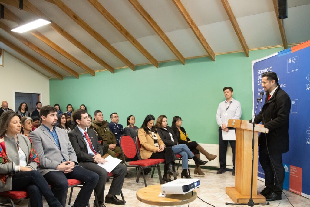 El nuevo dispositivo entregará atenciones en el marco de la implementación de la Ley 21.545 (TEA) y del fortalecimiento de la salud mental impulsada por la red asistencial. La estrategia además proyecta la próxima puesta en marcha de un espacio similar en la comuna de Aysén. La mañana de este viernes 15 de mayo, el Servicio de Salud Aysén habilitó oficialmente la nueva Sala de Apoyo al Desarrollo Integral y Rehabilitación Infanto- Adolescente con componente TEA en la ciudad de Coyhaique, recinto orientado a fortalecer la atención integral de niños, niñas y adolescentes del espectro autista. La sala contempla un equipo interdisciplinario compuesto por profesionales de distintas áreas, quienes desarrollarán procesos de evaluación, acompañamiento terapéutico, apoyo diagnóstico e intervención integral tanto para usuarios como para sus familias. El espacio además cuenta con gimnasio terapéutico con área sensorial, box clínicos, salas multipropósito, espacios de apoyo para cuidadores y dependencias adaptadas bajo criterios de accesibilidad, confort térmico y adecuación sensorial. “Es un logro para nuestras familias que tienen la condición del espectro autista (…) para que puedan acceder a una prestación en materia de salud de manera integral (…) donde es liderada por equipos médicos e interdisciplinarios que van a poder generar, no solamente la evaluación inicial, sino que el diagnóstico y el tratamiento”, dijo Jorge Pérez Urra, Seremi de Salud Aysén. Cabe destacar que, la red asistencial ya avanza en la implementación de un dispositivo similar en Puerto Aysén, el que permitirá ampliar la cobertura territorial y fortalecer la estrategia regional de atención vinculada al neurodesarrollo y la Ley TEA. “Este es un puntapié inicial del trabajo que se viene gestando desde el 2024 y que genera un logro final. Es una sala habilitada, implementada con el recurso humano capacitado y que de alguna manera va a responder a todas las necesidades de la población infanto-adolescente que tienen algunas dificultades o lo que tiene que ver con el neurodesarrollo”, expresó Carlos Pérez Santana, director del CESFAM Dr. Alejandro Gutiérrez. Elízabeth Montecinos presidenta de la Agrupación TEAcompañamos, acotó: “La instalación de esta sala viene a coronar un trabajo que nace desde las propias organizaciones sociales, en un territorio complejo como la región de Aysén, donde sabemos que los desafíos son importantes (…) el autismo es una condición permanente; se es autista durante toda la vida. Por eso, si bien este es un tremendo avance, todavía debemos seguir trabajando en apoyos para quienes egresan de la etapa infanto-adolescente”, manifestó. Durante la ceremonia, el director del Servicio de Salud Aysén, Juan Pablo Bravo Quintana, destacó que este nuevo espacio representa un avance concreto para las familias de la región, relevando además el trabajo realizado junto a organizaciones, funcionarios y comunidades para avanzar hacia una atención más inclusiva, cercana y oportuna. En esa misma línea, la diputada Alejandra Valdebenito, indicó: “yo quiero valorar este esfuerzo que se ha hecho por parte del Servicio de Salud Aysén, de poder implementar, de poder hacer carne, de poder darle vida a esta ley que se promulgó hace tres años, por lo tanto, solo agradecer las gestiones que se han ido realizando a lo largo del tiempo”, señaló. Por último, la senadora Ximena Órdenes Neira, enfatizó en que esta medida viene a dar cumplimiento a lo establecido en la Ley TEA. “Esta es una expresión clara de lo que entendemos como la Ley TEA. La implementación no ha sido un ejercicio sencillo por eso quiero valorar que hoy día se cuente con este nuevo dispositivo, la red especialista, que sin duda va a ser muy valorado por las familias”, dijo. Con iniciativas como esta, el Servicio de Salud Aysén continúa avanzando en la implementación de la Ley 21.545 en Chile, fortaleciendo espacios de atención, acompañamiento y rehabilitación para niños, niñas y adolescentes del espectro autista. Este nuevo dispositivo en Coyhaique, sumado a la próxima habilitación de un nuevo espacio similar en la ciudad de Puerto Aysén.