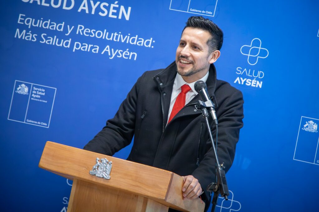 El nuevo dispositivo entregará atenciones en el marco de la implementación de la Ley 21.545 (TEA) y del fortalecimiento de la salud mental impulsada por la red asistencial. La estrategia además proyecta la próxima puesta en marcha de un espacio similar en la comuna de Aysén. La mañana de este viernes 15 de mayo, el Servicio de Salud Aysén habilitó oficialmente la nueva Sala de Apoyo al Desarrollo Integral y Rehabilitación Infanto- Adolescente con componente TEA en la ciudad de Coyhaique, recinto orientado a fortalecer la atención integral de niños, niñas y adolescentes del espectro autista. La sala contempla un equipo interdisciplinario compuesto por profesionales de distintas áreas, quienes desarrollarán procesos de evaluación, acompañamiento terapéutico, apoyo diagnóstico e intervención integral tanto para usuarios como para sus familias. El espacio además cuenta con gimnasio terapéutico con área sensorial, box clínicos, salas multipropósito, espacios de apoyo para cuidadores y dependencias adaptadas bajo criterios de accesibilidad, confort térmico y adecuación sensorial. “Es un logro para nuestras familias que tienen la condición del espectro autista (…) para que puedan acceder a una prestación en materia de salud de manera integral (…) donde es liderada por equipos médicos e interdisciplinarios que van a poder generar, no solamente la evaluación inicial, sino que el diagnóstico y el tratamiento”, dijo Jorge Pérez Urra, Seremi de Salud Aysén. Cabe destacar que, la red asistencial ya avanza en la implementación de un dispositivo similar en Puerto Aysén, el que permitirá ampliar la cobertura territorial y fortalecer la estrategia regional de atención vinculada al neurodesarrollo y la Ley TEA. “Este es un puntapié inicial del trabajo que se viene gestando desde el 2024 y que genera un logro final. Es una sala habilitada, implementada con el recurso humano capacitado y que de alguna manera va a responder a todas las necesidades de la población infanto-adolescente que tienen algunas dificultades o lo que tiene que ver con el neurodesarrollo”, expresó Carlos Pérez Santana, director del CESFAM Dr. Alejandro Gutiérrez. Elízabeth Montecinos presidenta de la Agrupación TEAcompañamos, acotó: “La instalación de esta sala viene a coronar un trabajo que nace desde las propias organizaciones sociales, en un territorio complejo como la región de Aysén, donde sabemos que los desafíos son importantes (…) el autismo es una condición permanente; se es autista durante toda la vida. Por eso, si bien este es un tremendo avance, todavía debemos seguir trabajando en apoyos para quienes egresan de la etapa infanto-adolescente”, manifestó. Durante la ceremonia, el director del Servicio de Salud Aysén, Juan Pablo Bravo Quintana, destacó que este nuevo espacio representa un avance concreto para las familias de la región, relevando además el trabajo realizado junto a organizaciones, funcionarios y comunidades para avanzar hacia una atención más inclusiva, cercana y oportuna. En esa misma línea, la diputada Alejandra Valdebenito, indicó: “yo quiero valorar este esfuerzo que se ha hecho por parte del Servicio de Salud Aysén, de poder implementar, de poder hacer carne, de poder darle vida a esta ley que se promulgó hace tres años, por lo tanto, solo agradecer las gestiones que se han ido realizando a lo largo del tiempo”, señaló. Por último, la senadora Ximena Órdenes Neira, enfatizó en que esta medida viene a dar cumplimiento a lo establecido en la Ley TEA. “Esta es una expresión clara de lo que entendemos como la Ley TEA. La implementación no ha sido un ejercicio sencillo por eso quiero valorar que hoy día se cuente con este nuevo dispositivo, la red especialista, que sin duda va a ser muy valorado por las familias”, dijo. Con iniciativas como esta, el Servicio de Salud Aysén continúa avanzando en la implementación de la Ley 21.545 en Chile, fortaleciendo espacios de atención, acompañamiento y rehabilitación para niños, niñas y adolescentes del espectro autista. Este nuevo dispositivo en Coyhaique, sumado a la próxima habilitación de un nuevo espacio similar en la ciudad de Puerto Aysén.