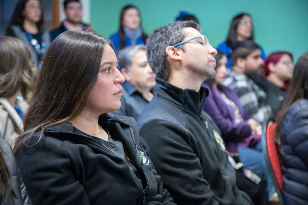 El nuevo dispositivo entregará atenciones en el marco de la implementación de la Ley 21.545 (TEA) y del fortalecimiento de la salud mental impulsada por la red asistencial. La estrategia además proyecta la próxima puesta en marcha de un espacio similar en la comuna de Aysén. La mañana de este viernes 15 de mayo, el Servicio de Salud Aysén habilitó oficialmente la nueva Sala de Apoyo al Desarrollo Integral y Rehabilitación Infanto- Adolescente con componente TEA en la ciudad de Coyhaique, recinto orientado a fortalecer la atención integral de niños, niñas y adolescentes del espectro autista. La sala contempla un equipo interdisciplinario compuesto por profesionales de distintas áreas, quienes desarrollarán procesos de evaluación, acompañamiento terapéutico, apoyo diagnóstico e intervención integral tanto para usuarios como para sus familias. El espacio además cuenta con gimnasio terapéutico con área sensorial, box clínicos, salas multipropósito, espacios de apoyo para cuidadores y dependencias adaptadas bajo criterios de accesibilidad, confort térmico y adecuación sensorial. “Es un logro para nuestras familias que tienen la condición del espectro autista (…) para que puedan acceder a una prestación en materia de salud de manera integral (…) donde es liderada por equipos médicos e interdisciplinarios que van a poder generar, no solamente la evaluación inicial, sino que el diagnóstico y el tratamiento”, dijo Jorge Pérez Urra, Seremi de Salud Aysén. Cabe destacar que, la red asistencial ya avanza en la implementación de un dispositivo similar en Puerto Aysén, el que permitirá ampliar la cobertura territorial y fortalecer la estrategia regional de atención vinculada al neurodesarrollo y la Ley TEA. “Este es un puntapié inicial del trabajo que se viene gestando desde el 2024 y que genera un logro final. Es una sala habilitada, implementada con el recurso humano capacitado y que de alguna manera va a responder a todas las necesidades de la población infanto-adolescente que tienen algunas dificultades o lo que tiene que ver con el neurodesarrollo”, expresó Carlos Pérez Santana, director del CESFAM Dr. Alejandro Gutiérrez. Elízabeth Montecinos presidenta de la Agrupación TEAcompañamos, acotó: “La instalación de esta sala viene a coronar un trabajo que nace desde las propias organizaciones sociales, en un territorio complejo como la región de Aysén, donde sabemos que los desafíos son importantes (…) el autismo es una condición permanente; se es autista durante toda la vida. Por eso, si bien este es un tremendo avance, todavía debemos seguir trabajando en apoyos para quienes egresan de la etapa infanto-adolescente”, manifestó. Durante la ceremonia, el director del Servicio de Salud Aysén, Juan Pablo Bravo Quintana, destacó que este nuevo espacio representa un avance concreto para las familias de la región, relevando además el trabajo realizado junto a organizaciones, funcionarios y comunidades para avanzar hacia una atención más inclusiva, cercana y oportuna. En esa misma línea, la diputada Alejandra Valdebenito, indicó: “yo quiero valorar este esfuerzo que se ha hecho por parte del Servicio de Salud Aysén, de poder implementar, de poder hacer carne, de poder darle vida a esta ley que se promulgó hace tres años, por lo tanto, solo agradecer las gestiones que se han ido realizando a lo largo del tiempo”, señaló. Por último, la senadora Ximena Órdenes Neira, enfatizó en que esta medida viene a dar cumplimiento a lo establecido en la Ley TEA. “Esta es una expresión clara de lo que entendemos como la Ley TEA. La implementación no ha sido un ejercicio sencillo por eso quiero valorar que hoy día se cuente con este nuevo dispositivo, la red especialista, que sin duda va a ser muy valorado por las familias”, dijo. Con iniciativas como esta, el Servicio de Salud Aysén continúa avanzando en la implementación de la Ley 21.545 en Chile, fortaleciendo espacios de atención, acompañamiento y rehabilitación para niños, niñas y adolescentes del espectro autista. Este nuevo dispositivo en Coyhaique, sumado a la próxima habilitación de un nuevo espacio similar en la ciudad de Puerto Aysén.